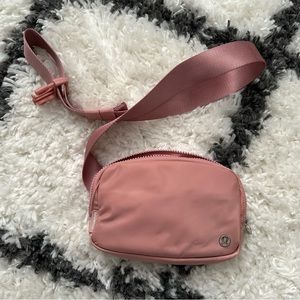 Lululemon everywhere belt bag - rose